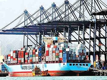 中国评论新闻:中国进出口贸易稳居世界第三位